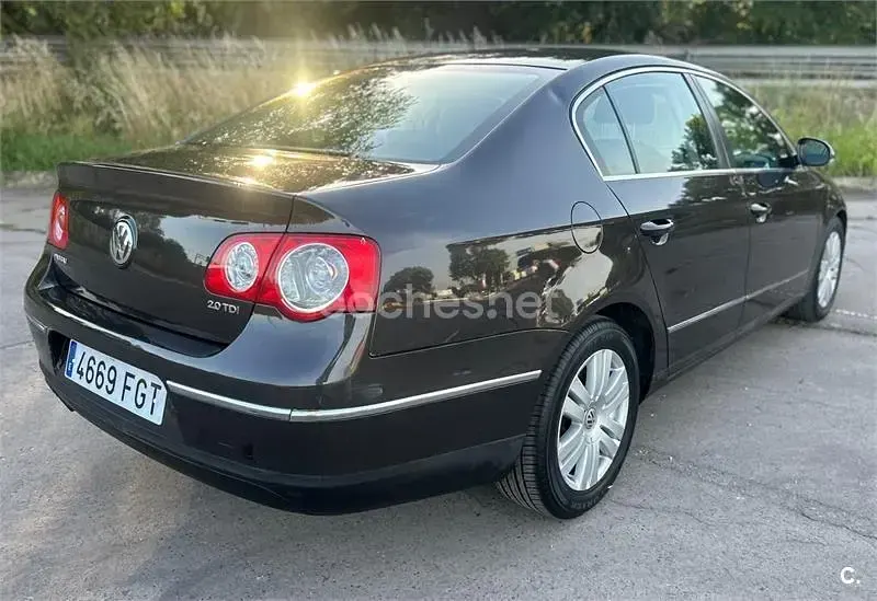Usado VW Passat Highline 170 CV (125 kW) 2006 Gris / plata Berlina