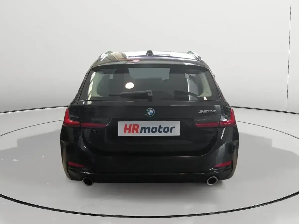 Usado BMW 330e 292 CV (214 kW) 2023 Negro Familiar