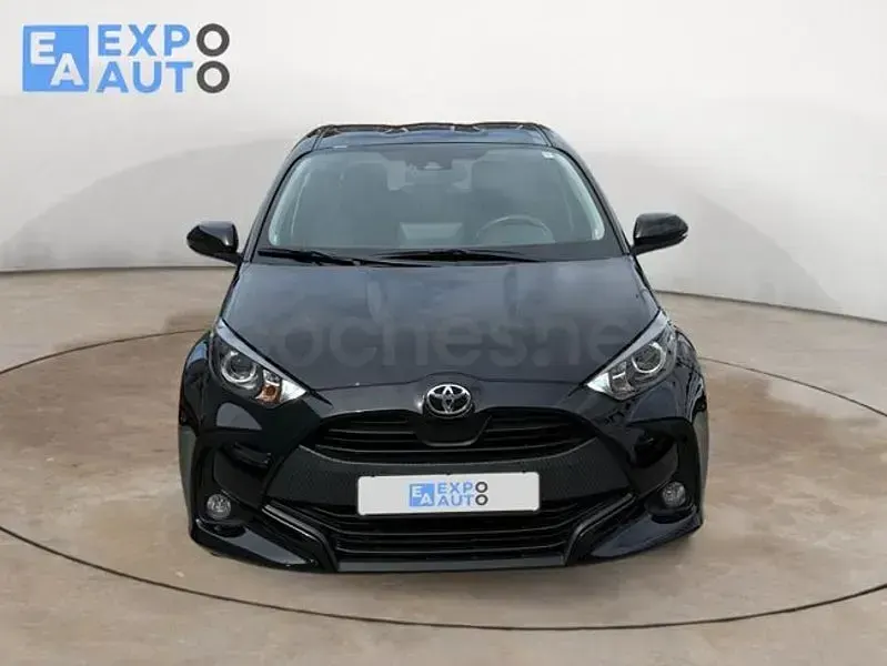 Usado Toyota Yaris 125 CV (91 kW) 2022 Negro Utilitario