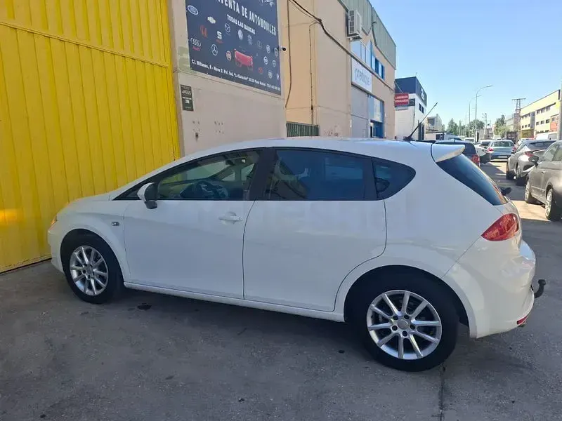 Usado Seat Leon Style 105 CV (77 kW) 2011 Blanco Utilitario