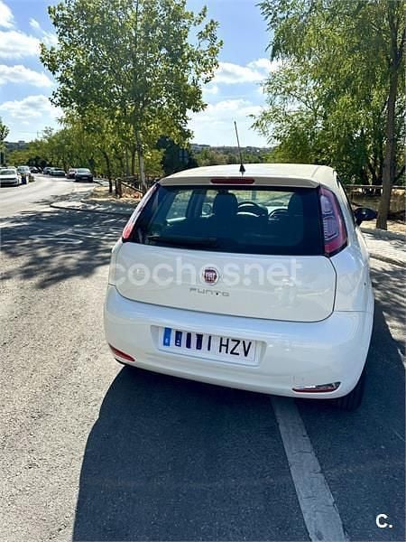 Usado Fiat Punto Young 69 CV (50 kW) 2014 Blanco Berlina