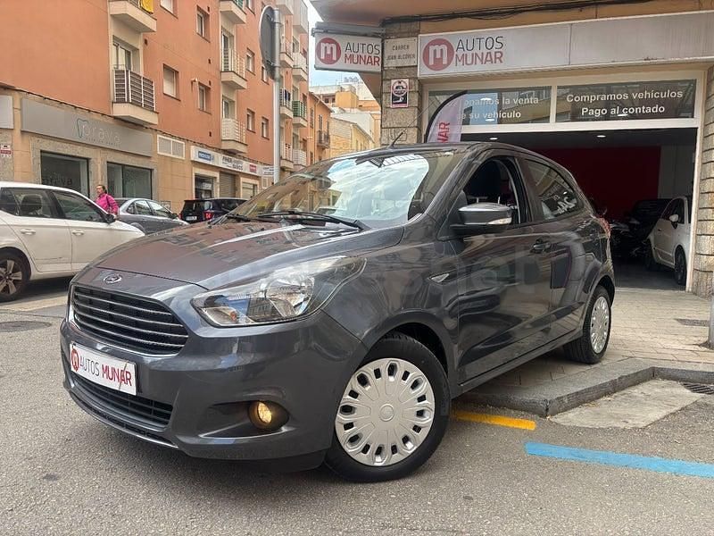 Usado Ford Ka Plus Ultimate 85 CV (62 kW) 2018 Gris / plata Utilitario