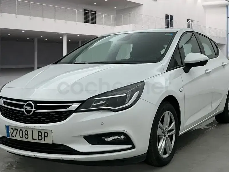 Usado Opel Astra Selective 110 CV (80 kW) 2019 Blanco Berlina