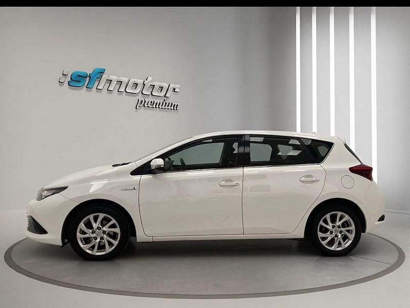 Usado Toyota Auris Hybrid Active 136 CV (100 kW) 2018 Blanco metalizado Familiar