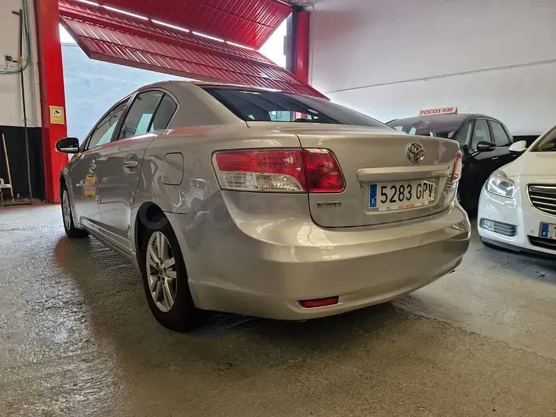 Usado Toyota Avensis Advance 126 CV (92 kW) 2009 Gris / plata Berlina