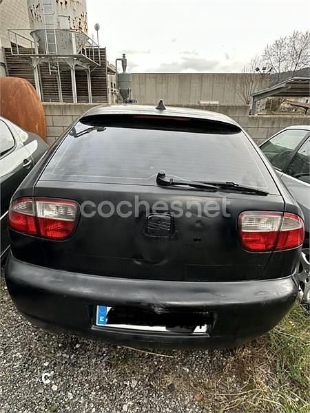 Usado Seat Leon Sport 105 CV (77 kW) 2001 Negro Utilitario