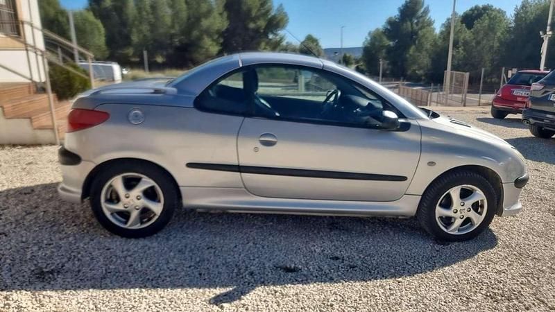 Usado Peugeot 206 109 CV (80 kW) 2002 Gris Descapotable