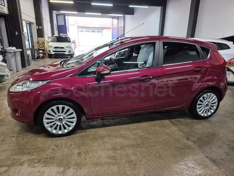 Usado Ford Fiesta Ghia 90 CV (66 kW) 2008 Granate Utilitario