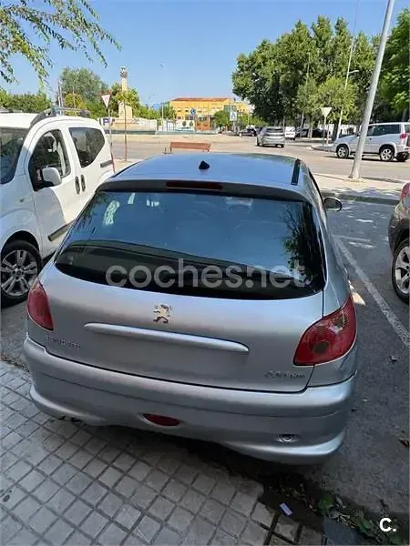 Usado Peugeot 206 70 CV (51 kW) 2005 Gris / plata Berlina