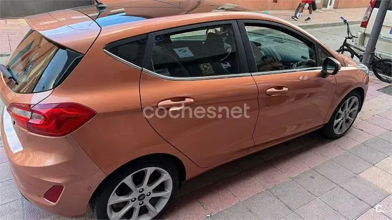 Usado Ford Fiesta Titanium 100 CV (73 kW) 2017 Naranja Utilitario