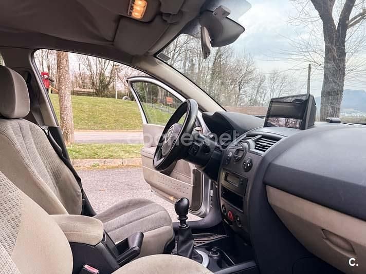 Usado Renault Mégane GrandTour Dynamique 105 CV (77 kW) 2006 Gris / plata Familiar