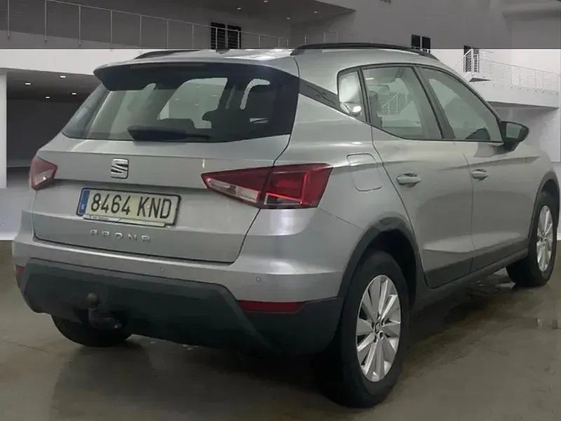Usado Seat Arona Ecomotive 95 CV (69 kW) 2018 Gris / plata SUV