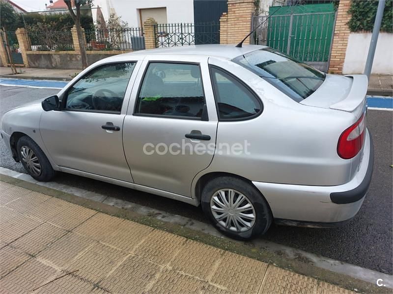 Usado Seat Cordoba Stella 75 CV (55 kW) 2002 Gris / plata Berlina