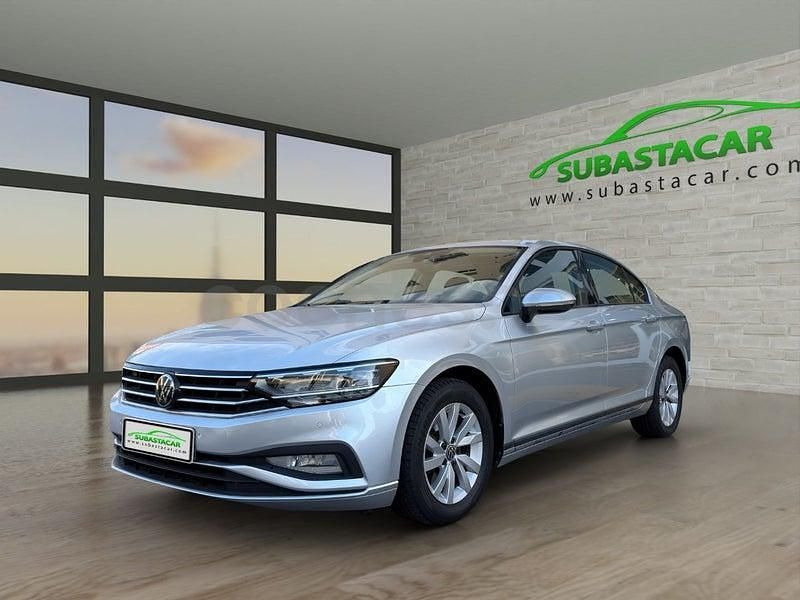 Gris / plata Usado 2021 VW Passat Business Berlina | 16.200 € (Precio justo) - Imagen 1/4