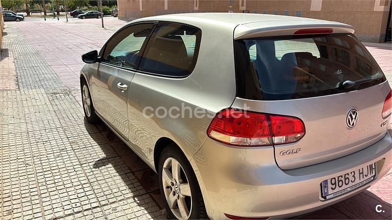 Usado VW Golf VII Advance 105 CV (77 kW) 2012 Gris / plata Berlina