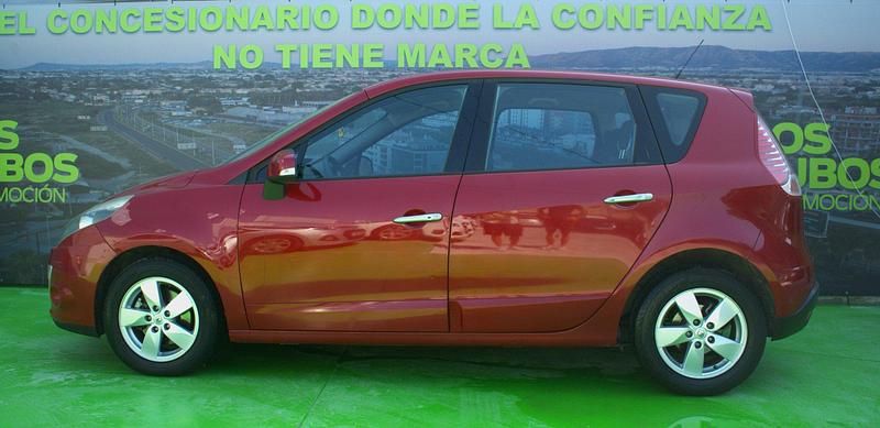 Usado Renault Scénic III Dynamique 130 CV (95 kW) 2009 Rojo Monovolumen