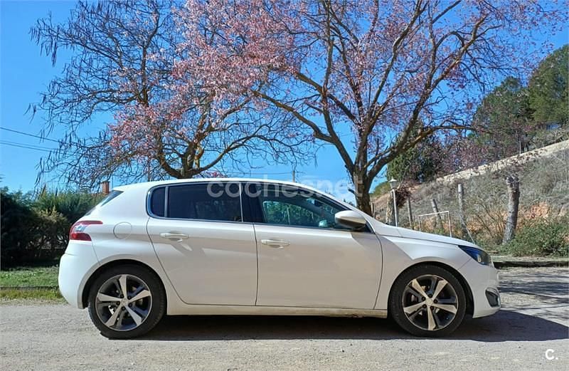 Usado Peugeot 308 Allure 92 CV (67 kW) 2015 Blanco Berlina