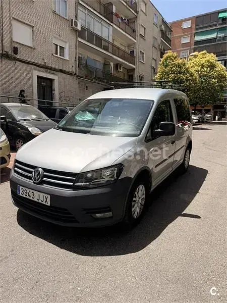 Usado VW Caddy Beach 102 CV (75 kW) 2015 Gris / plata Monovolumen