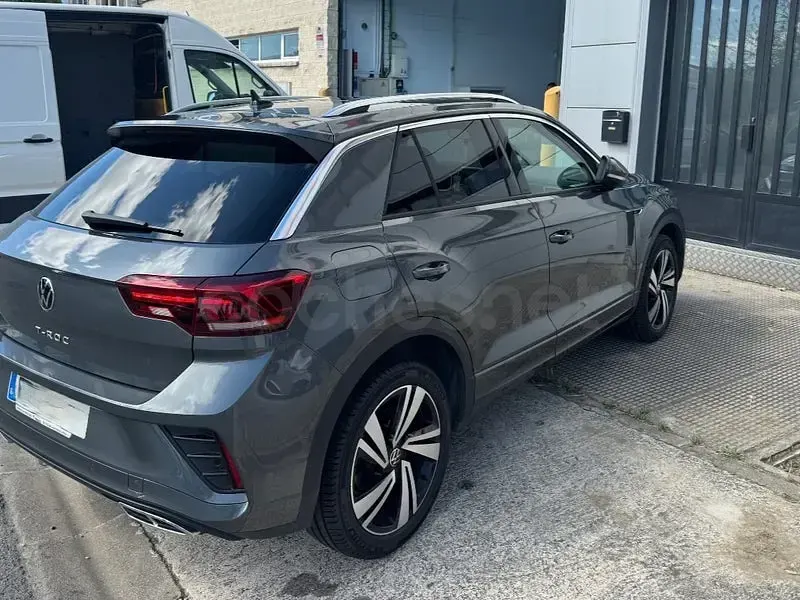 Usado VW T-Roc R-line 150 CV (110 kW) 2024 Gris / plata SUV