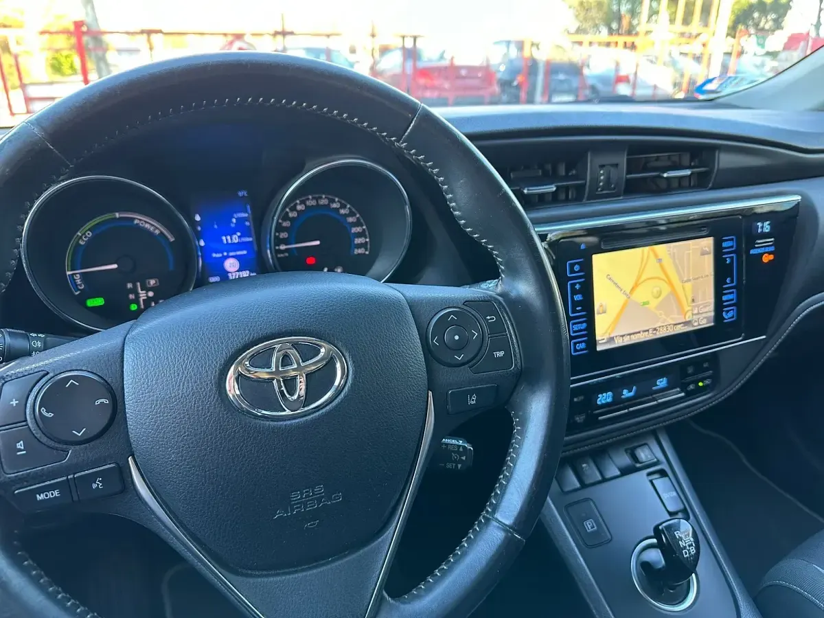 Usado Toyota Auris Hybrid Active 136 CV (100 kW) 2019 Blanco