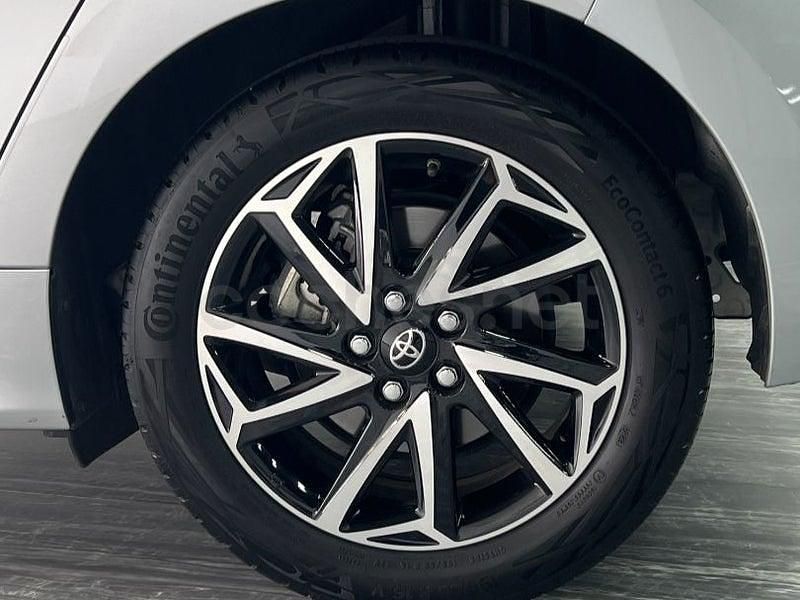 Usado Toyota Yaris Hybrid Plus 116 CV (85 kW) 2023 Gris / plata Berlina