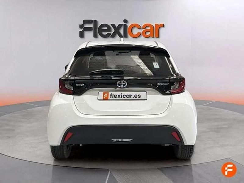 Usado Toyota Yaris Hybrid Active 116 CV (85 kW) 2021 Beige Utilitario