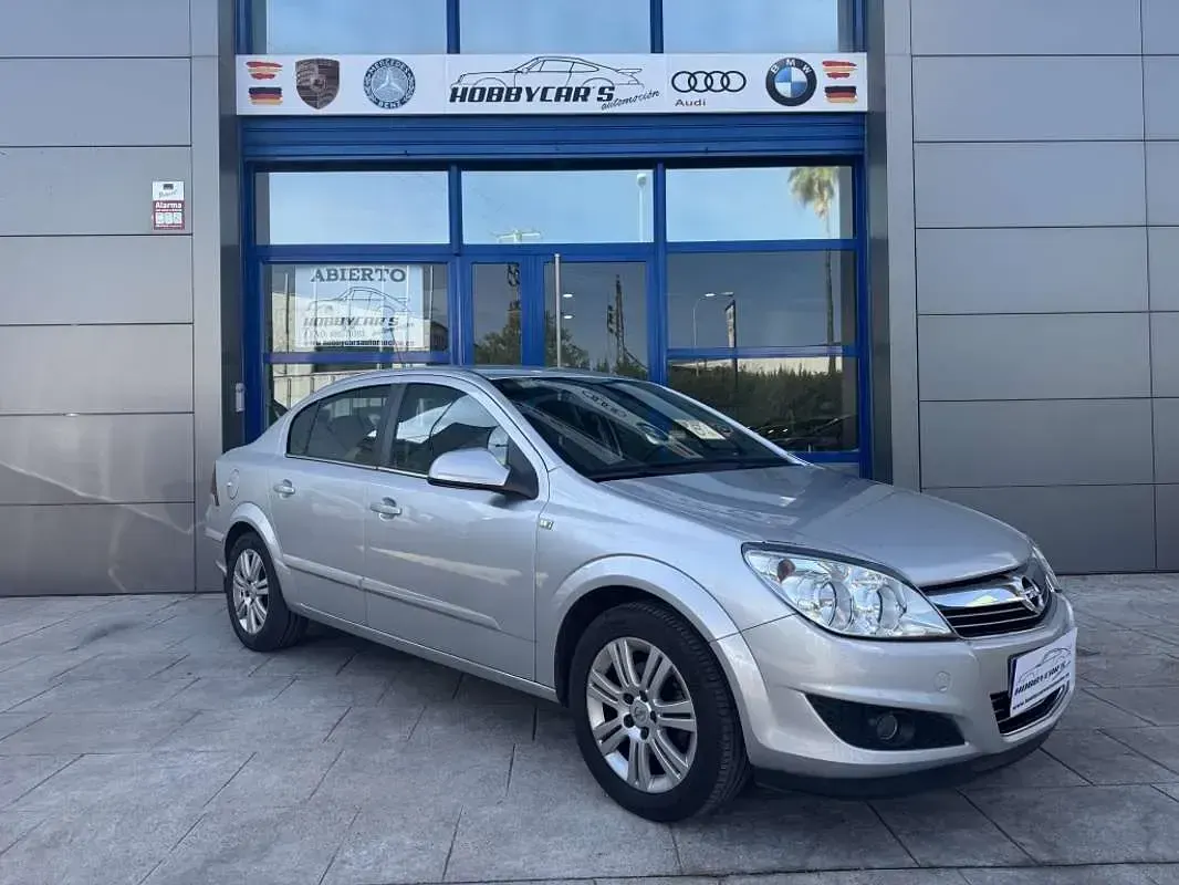 Usado Opel Astra Edition 110 CV (80 kW) 2012 Gris Berlina