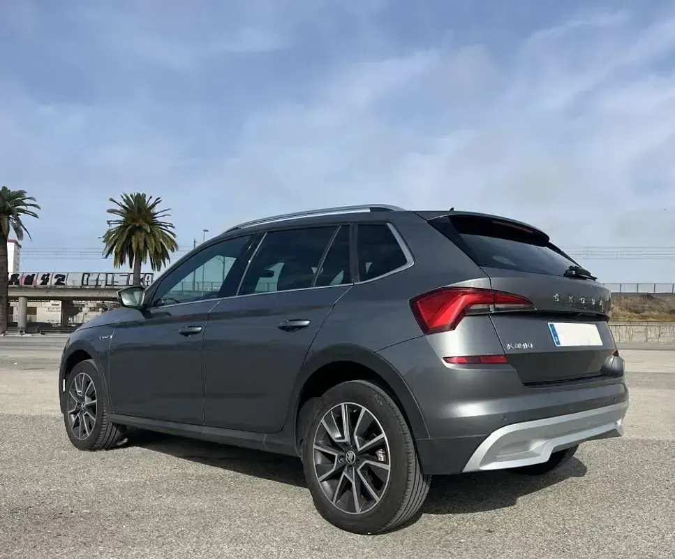 Usado Skoda Kamiq 110 CV (80 kW) 2022 Gris SUV