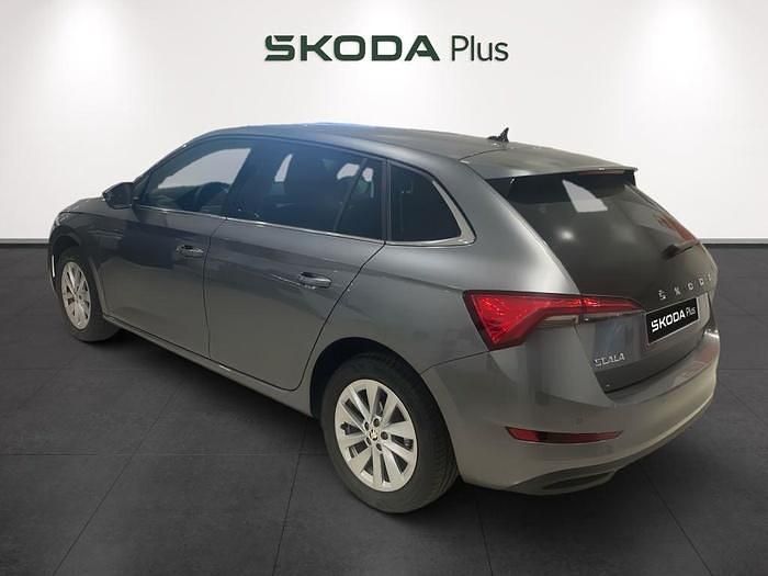 Gris Usado 2024 Skoda Scala Selection Utilitario | 18.690 € (Un poco caro) - Imagen 1/4