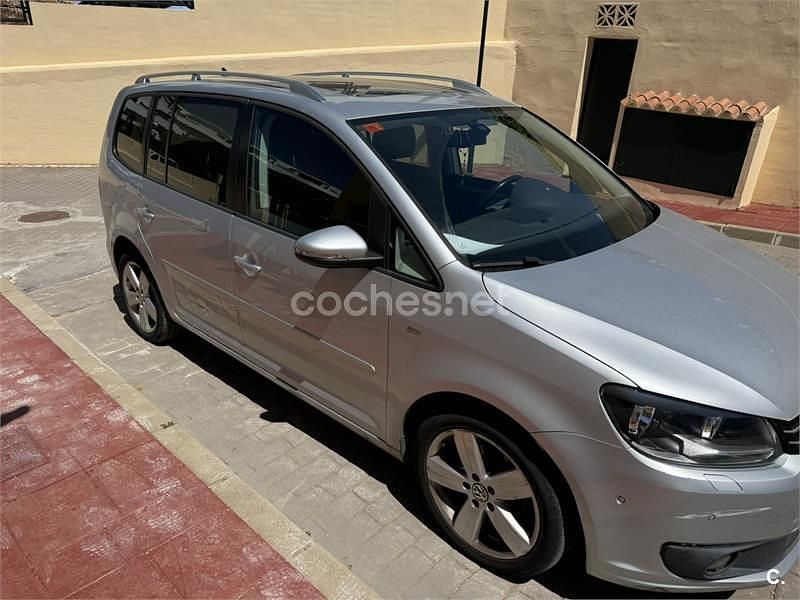 Usado VW Touran Advance 105 CV (77 kW) 2014 Gris / plata Monovolumen