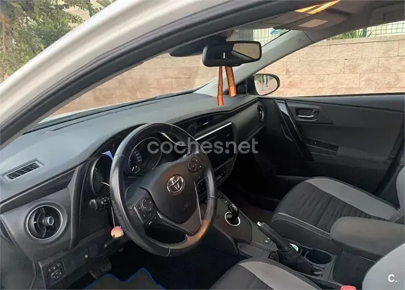 Usado Toyota Auris Hybrid 136 CV (100 kW) 2016 Blanco Familiar