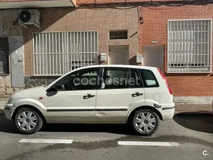 Usado Ford Fusion 68 CV (50 kW) 2002 Blanco Utilitario