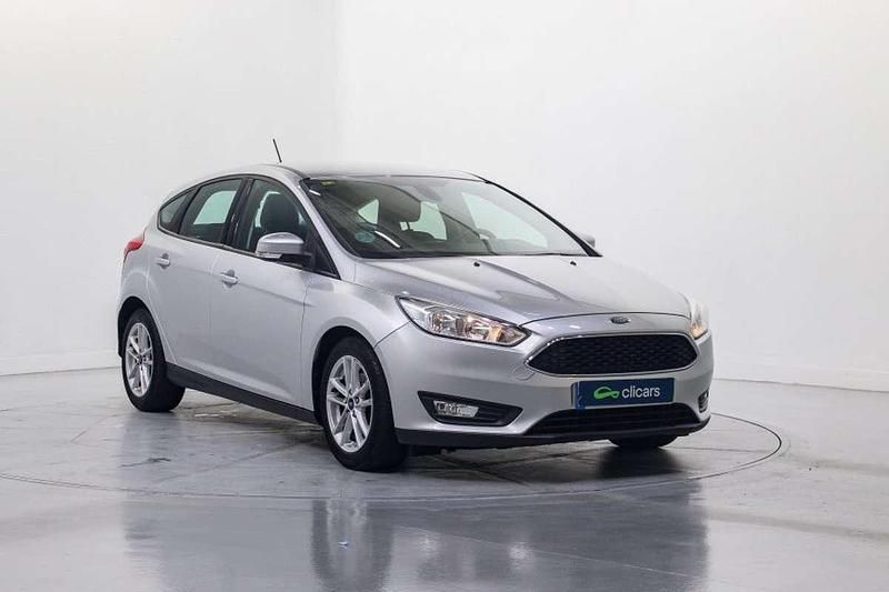 Usado Ford Focus Trend+ 125 CV (91 kW) 2018 Plateado Utilitario