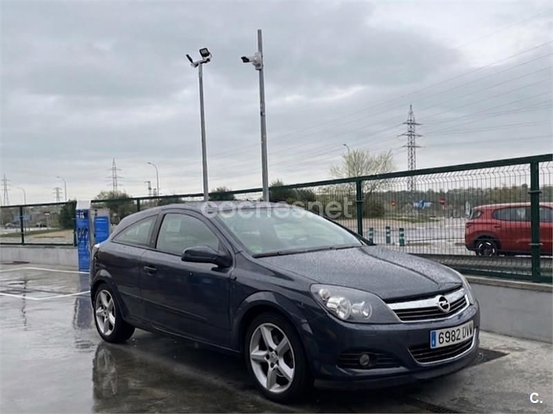 Usado Opel Astra GTC Sport 105 CV (77 kW) 2006 Negro Berlina