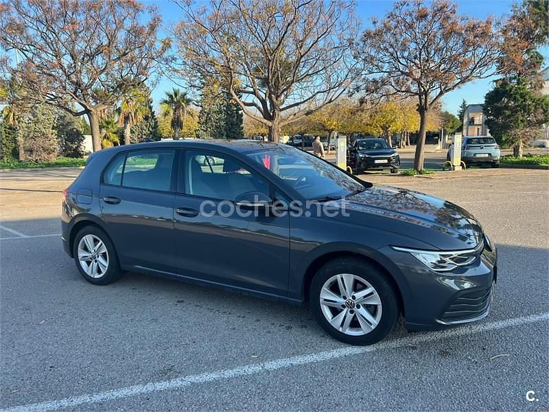 Usado VW Golf VIII Life 110 CV (80 kW) 2023 Gris / plata Berlina