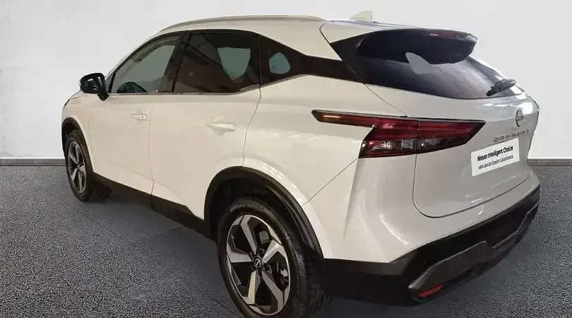 Usado Nissan Qashqai N-Connecta 158 CV (116 kW) 2022 Lunar white con techo midnight SUV