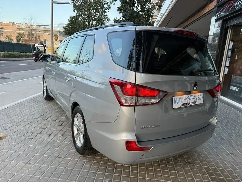 Usado SsangYong Rodius Limited 178 CV (130 kW) 2016 Gris / plata Monovolumen