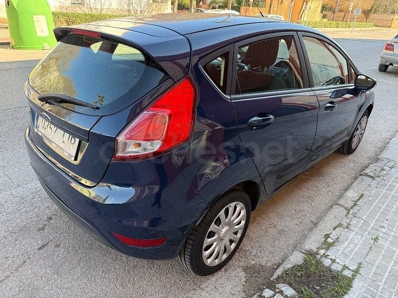 Usado Ford Fiesta Trend 100 CV (73 kW) 2015 Azul Berlina