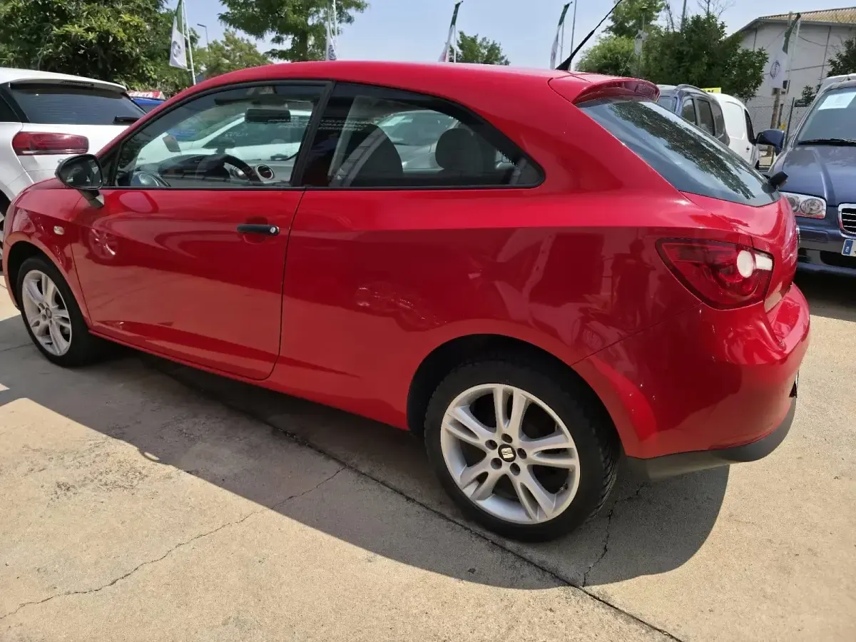 Usado Seat Ibiza 90 CV (66 kW) 2010 Rojo Utilitario