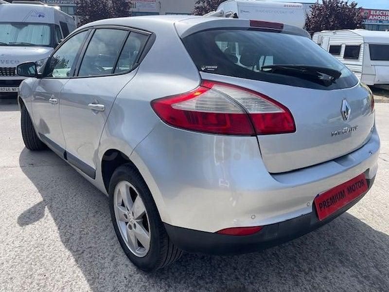 Usado Renault Mégane Dynamique 110 CV (80 kW) 2011 Gris / plata Berlina