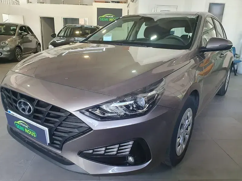 Usado Hyundai i30 110 CV (80 kW) 2022 Gris / plata Berlina