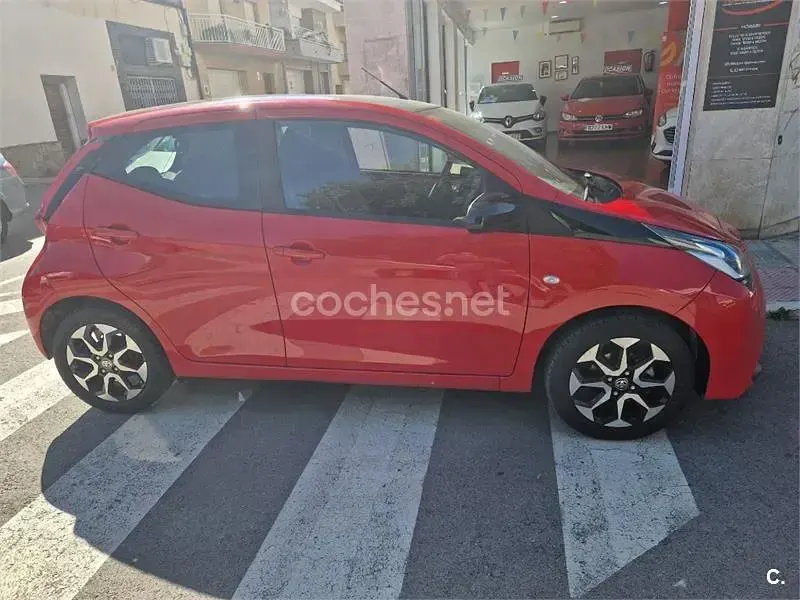 Usado Toyota Aygo X-cite 69 CV (50 kW) 2019 Rojo Utilitario