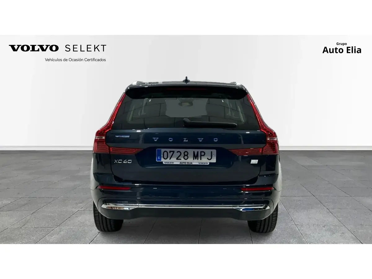 Begagnad Volvo XC60 Core 350 HK (257 kW) 2024 Blå SUV