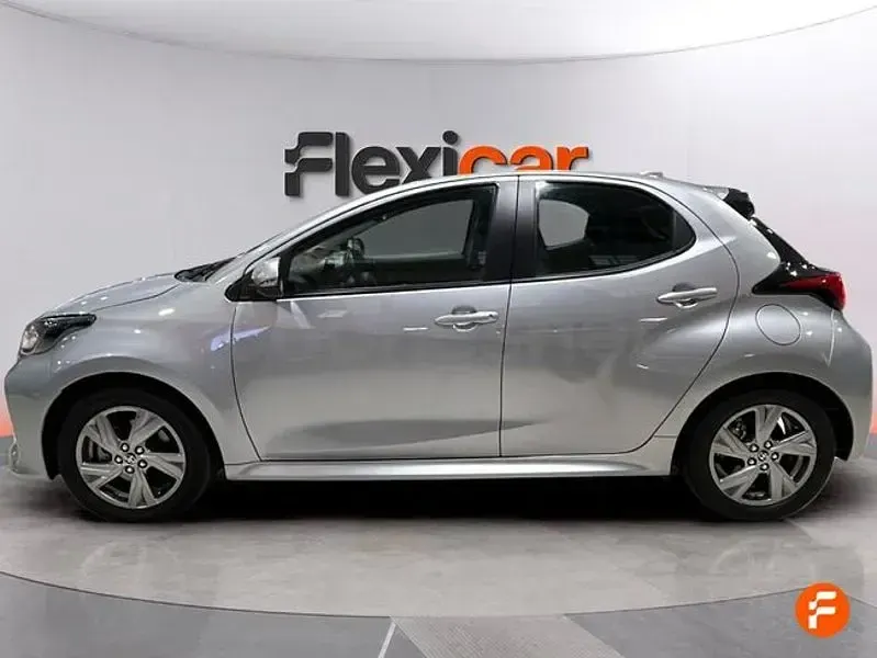 Usado Toyota Yaris Hybrid Active 116 CV (85 kW) 2025 Gris / plata Berlina