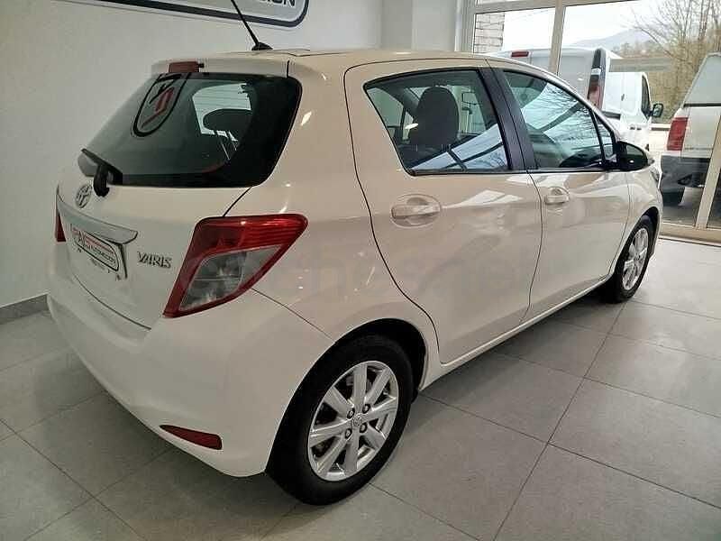 Usado Toyota Yaris Active 90 CV (66 kW) 2013 Blanco Utilitario