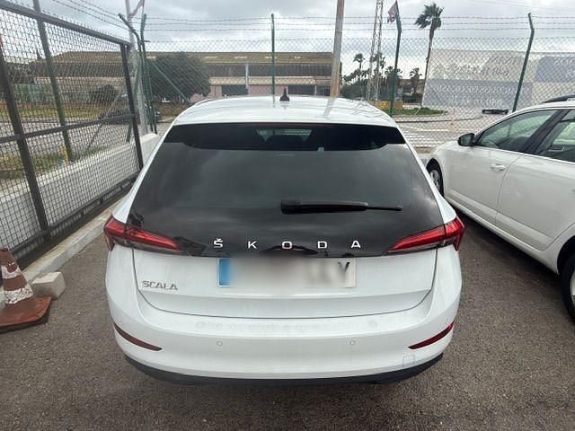 Usado Skoda Scala Active 116 CV (85 kW) 2020 Blanco Utilitario