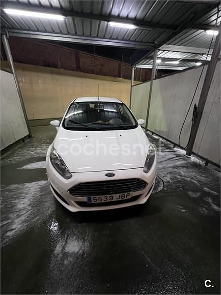 Usado Ford Fiesta Trend 75 CV (55 kW) 2014 Blanco Utilitario