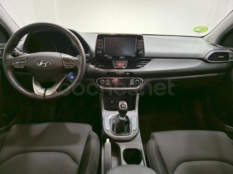 Usado Hyundai i30 120 CV (88 kW) 2019 Rojo Berlina