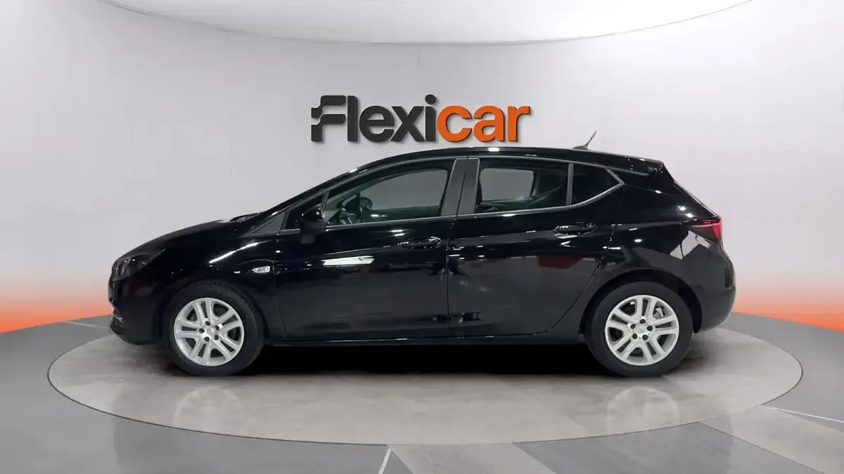 Usado Opel Astra Business 122 CV (89 kW) 2021 Negro Familiar
