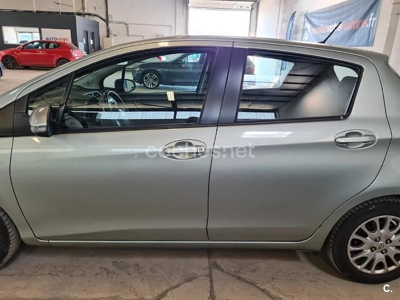 Gris / plata Usado 2012 Toyota Yaris Active Berlina | 6800 € (Super precio) - Imagen 1/3